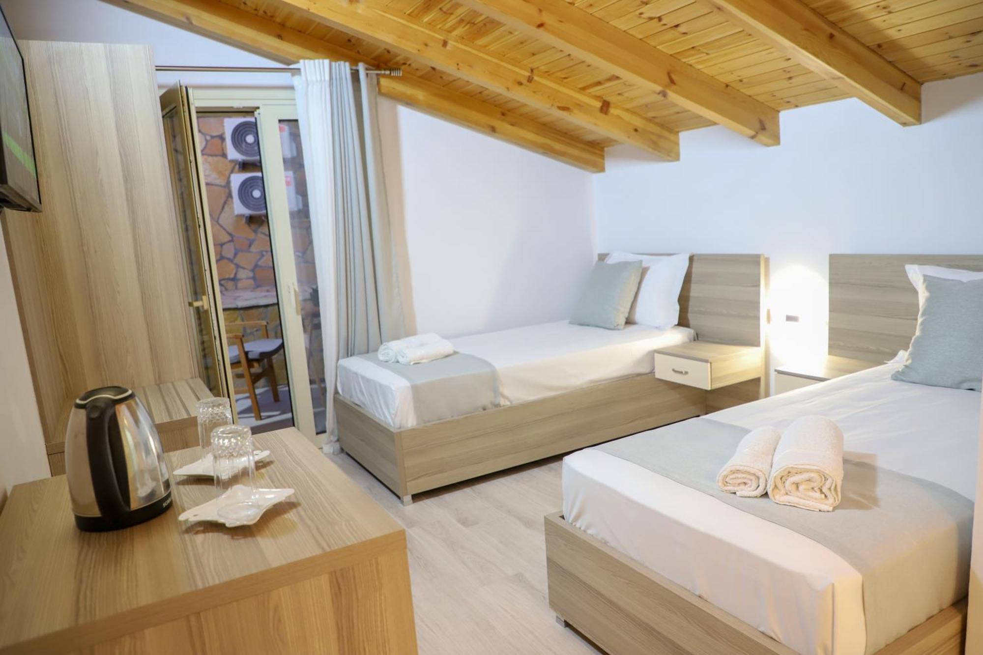 Guesthouse Kazazi Berat Bagian luar foto
