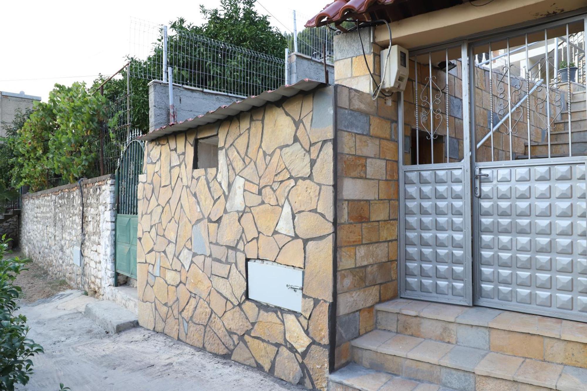 Guesthouse Kazazi Berat Bagian luar foto